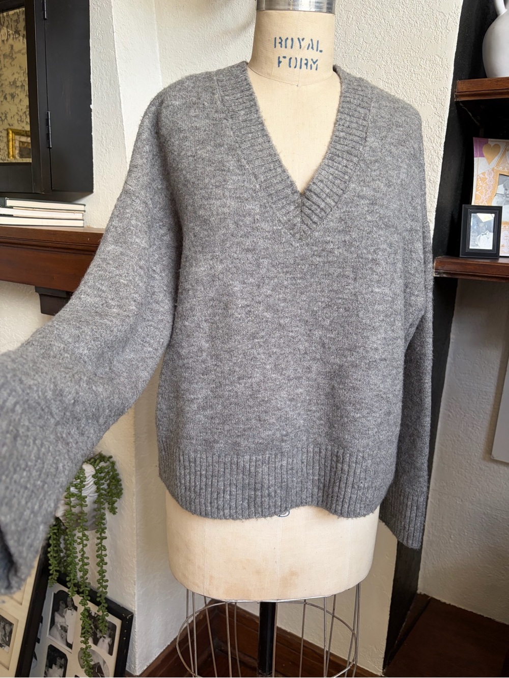 ZARA Knit V-Neck Sweater Gray Soft Cozy Women’s S Relaxed Fit